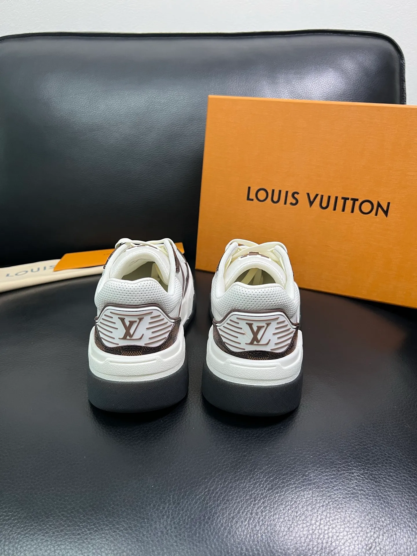 Men's shoes 💰900 Lv top purchase Louis Vuitton, counter synchronization, uppers imported from Italy cowhide, imported mesh padding soft and comfortable, soles: original soles specially provided by the original factory, T men's shoes 💰U exclusive movable molded soles super comfortable, original factory and single goods, high quality, welcome to compare, code number 38-44 (customized 45) 85883